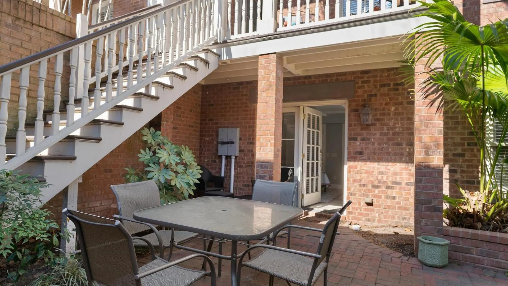 Villa 305 W Taylor Garden Savannah